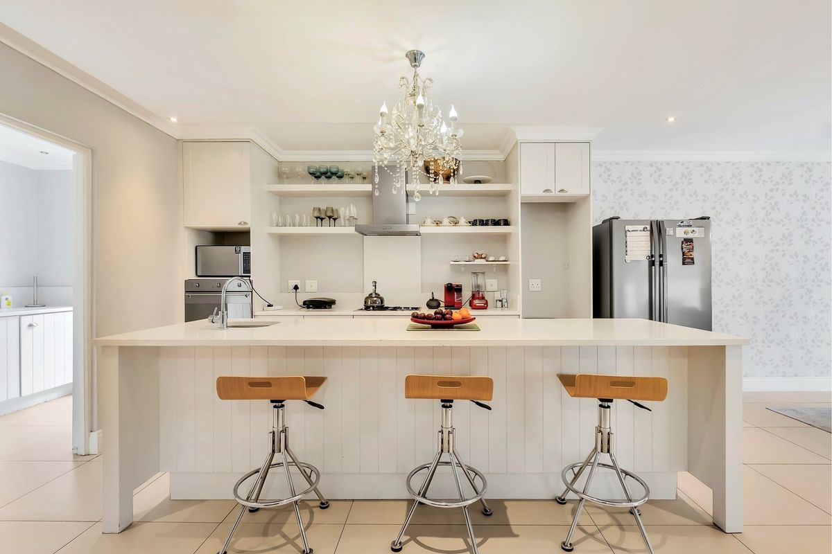 Contemporary Three Bedroom Duplex: A Modern Sanctuary - Photo 4