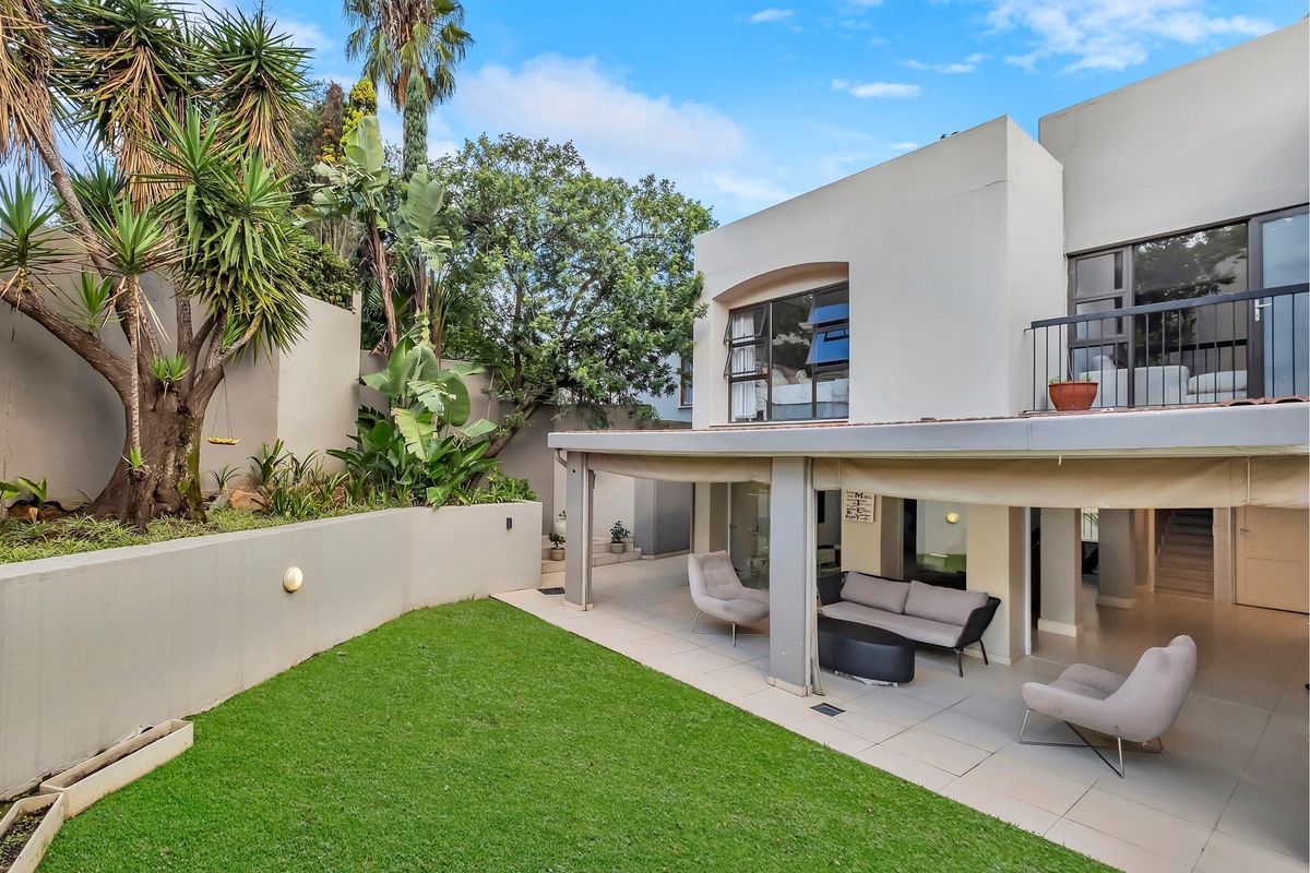 Contemporary Three Bedroom Duplex: A Modern Sanctuary - Photo 2