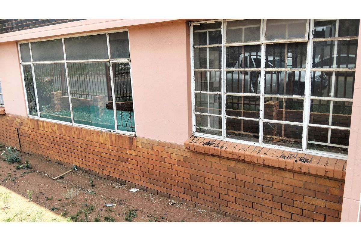 Charming 2-Bed Fixer-Upper in Florida, An Investment Dream - Photo 2