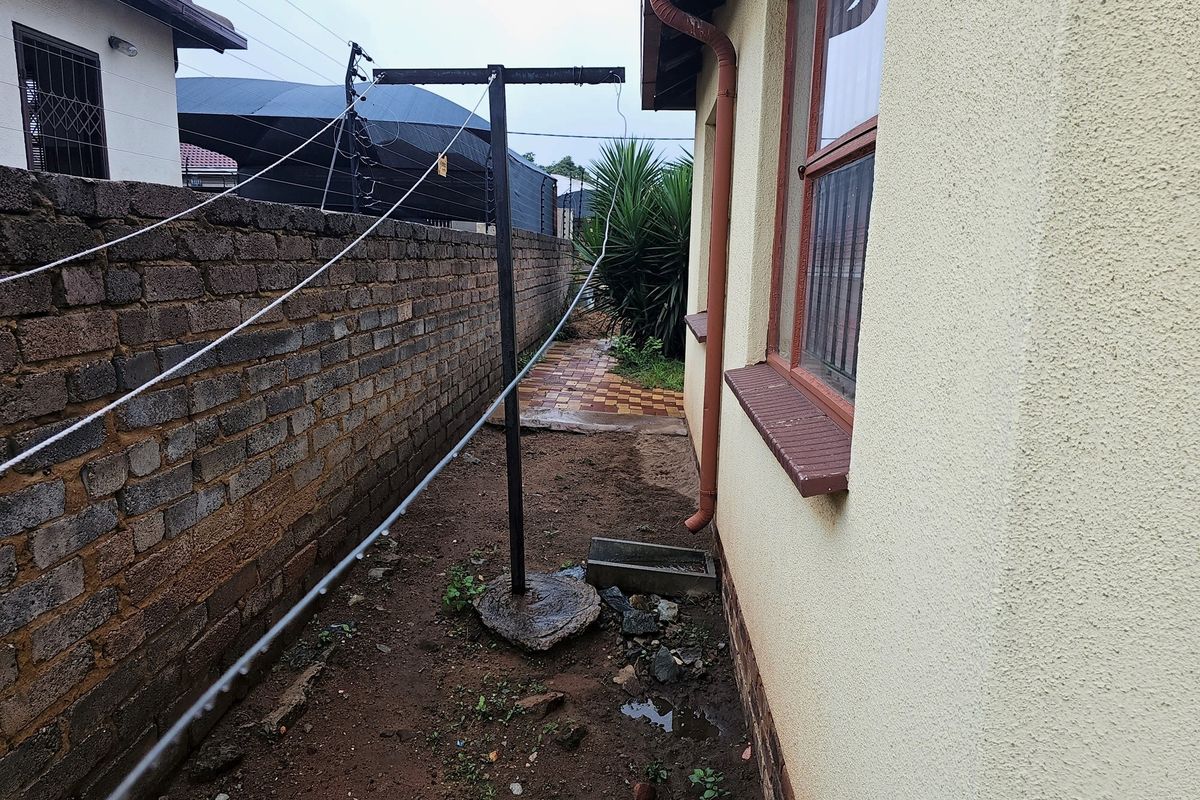 Cozy 2-Bedroom Family Home in Vibrant Community with Expansion Potential - Photo 5