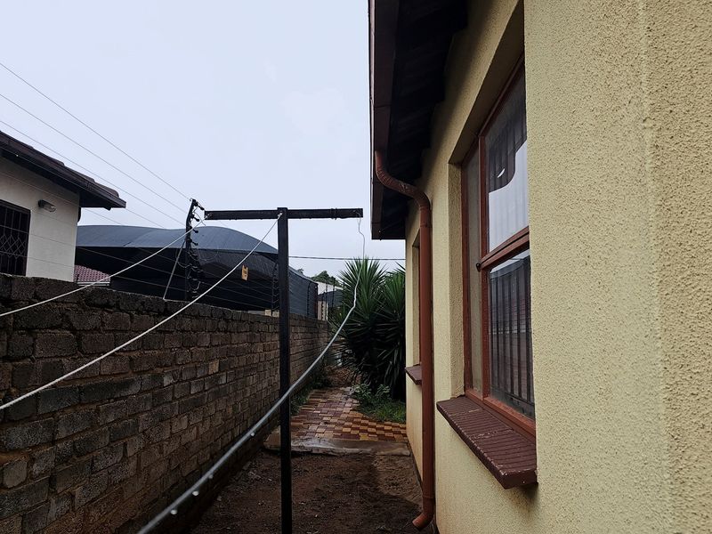 Cozy 2-Bedroom Family Home in Vibrant Community with Expansion Potential - Photo 6