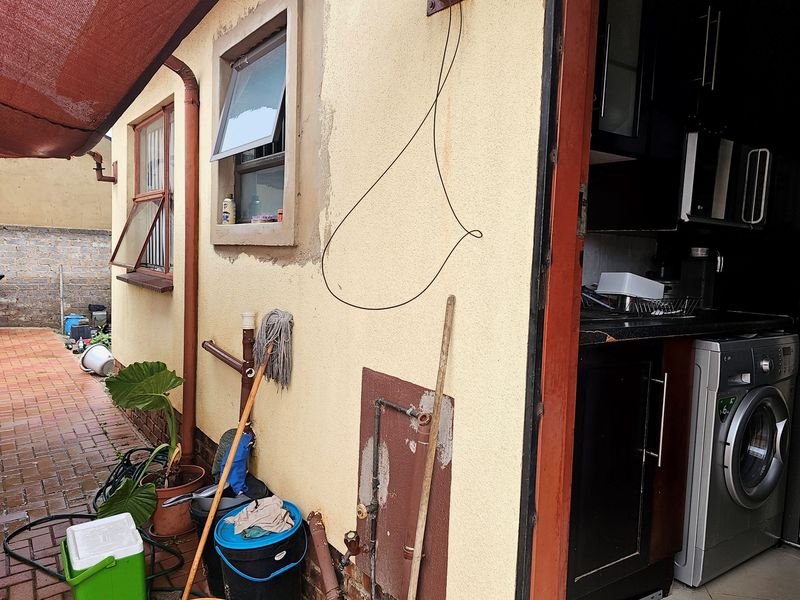 Cozy 2-Bedroom Family Home in Vibrant Community with Expansion Potential - Photo 3