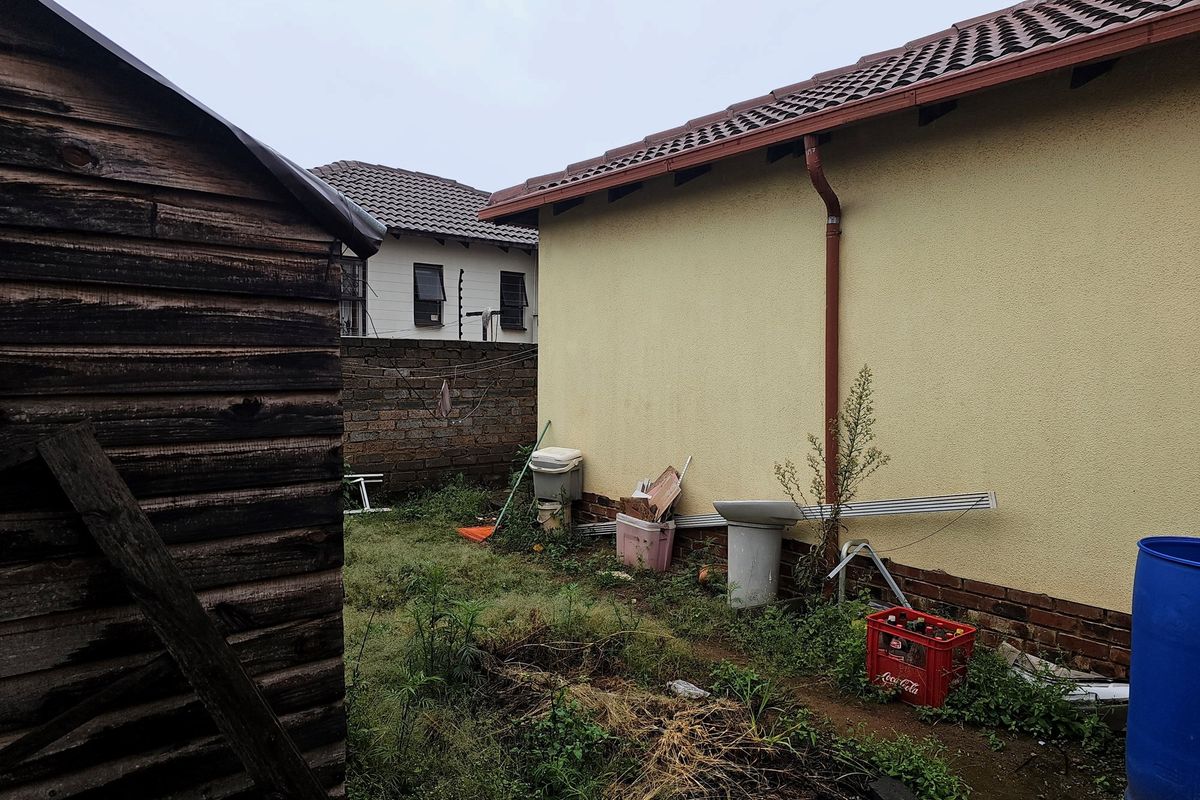 Cozy 2-Bedroom Family Home in Vibrant Community with Expansion Potential - Photo 4