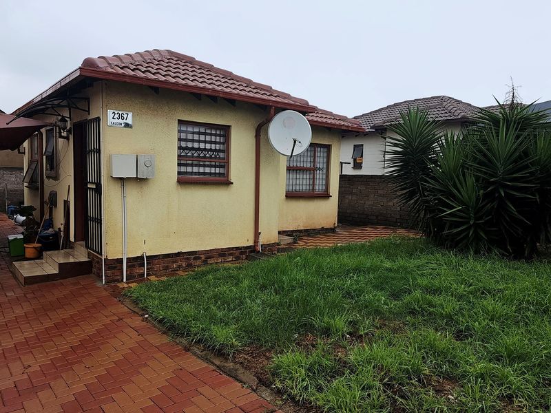 Cozy 2-Bedroom Family Home in Vibrant Community with Expansion Potential - Photo 2