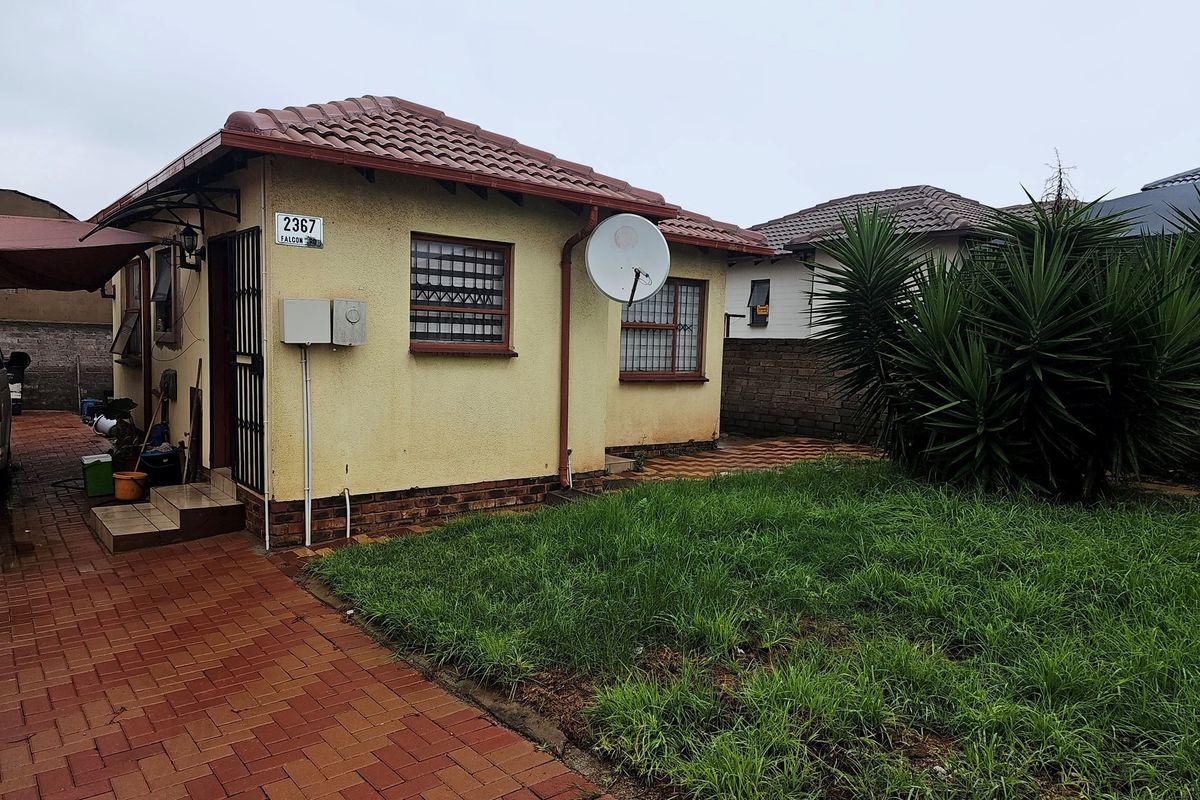 Cozy 2-Bedroom Family Home in Vibrant Community with Expansion Potential - Photo 2