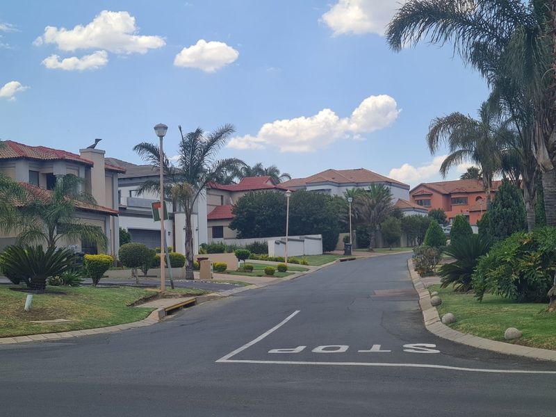 5 Bedroom 4 Baths for Sale in Savannah Estate,Midrand - Photo 2