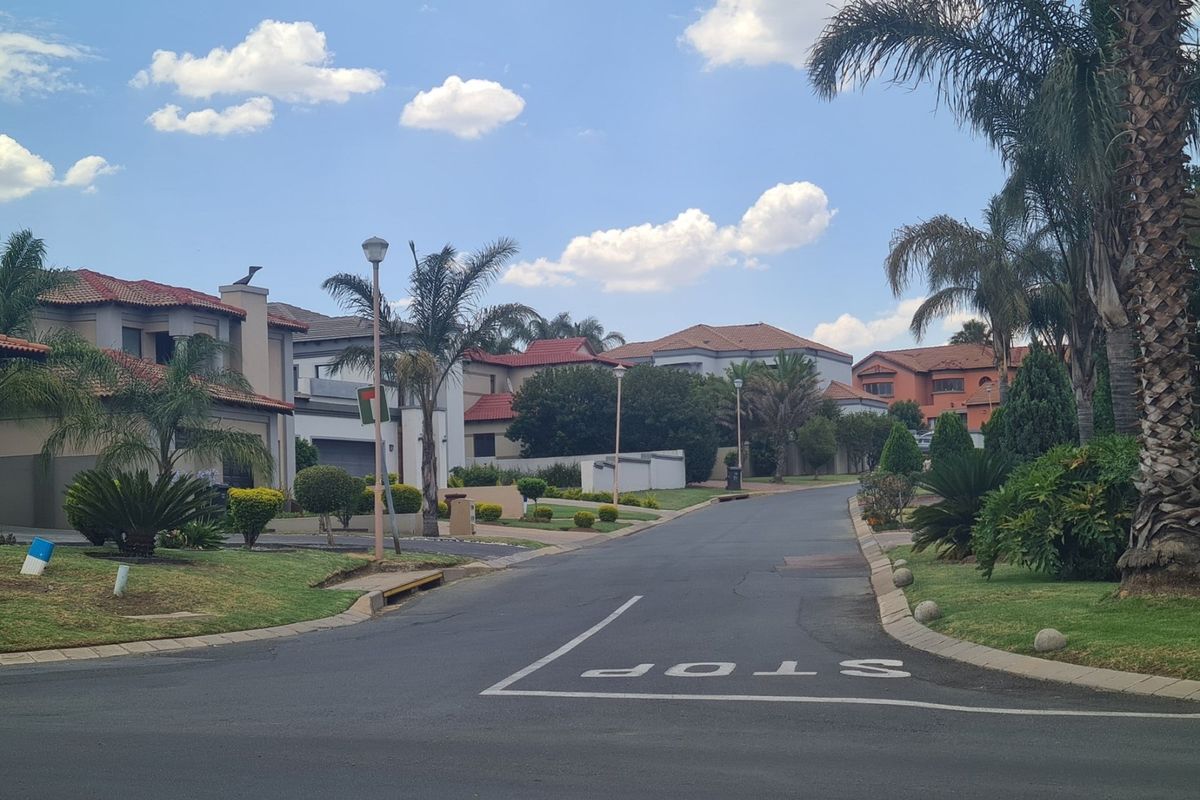 5 Bedroom 4 Baths for Sale in Savannah Estate,Midrand - Photo 2