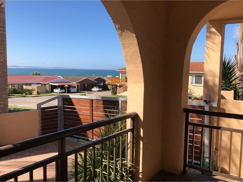 Modern 3-Bedroom Home with Sea Views, Pool and Entertainer’s Braai in Wavecrest, Jeffreys Bay - Photo 2