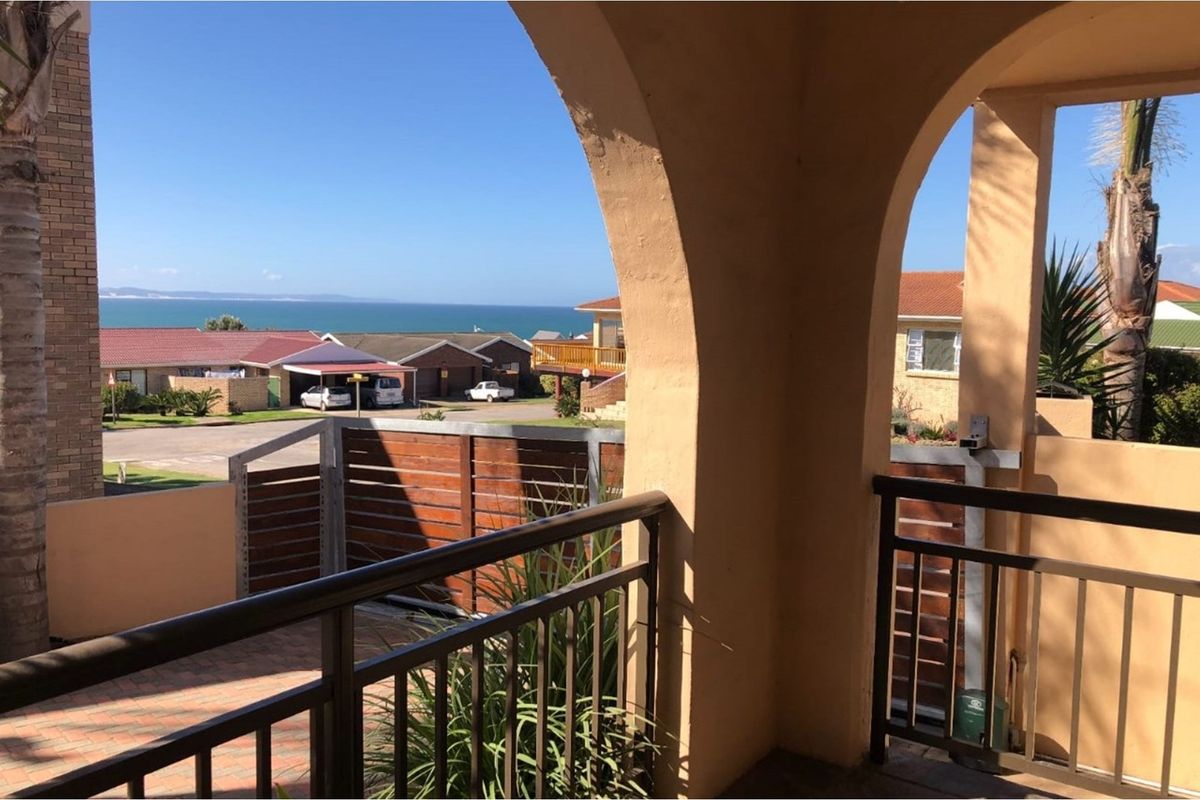 Modern 3-Bedroom Home with Sea Views, Pool and Entertainer’s Braai in Wavecrest, Jeffreys Bay - Photo 2