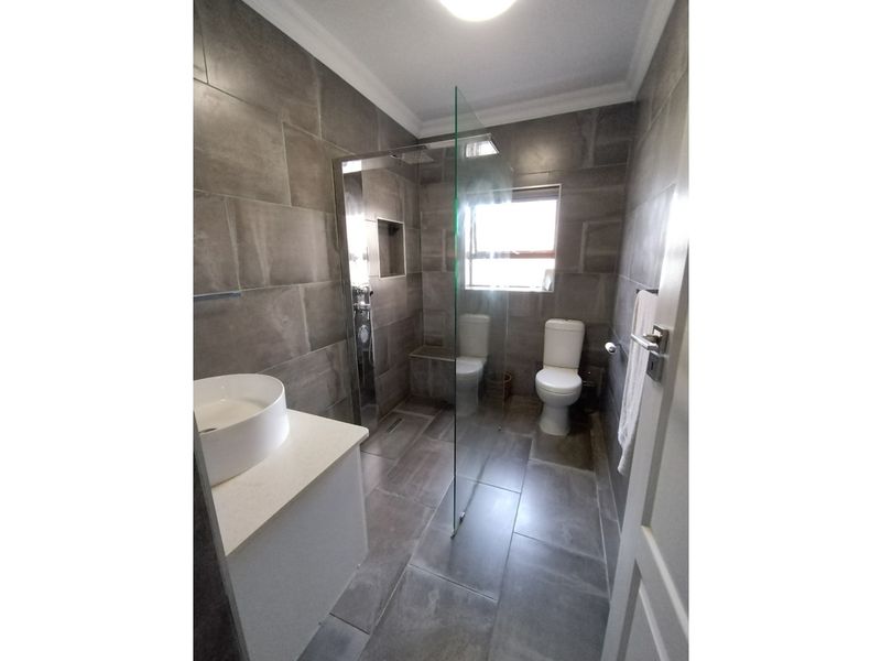 Modern 3-Bedroom Home with Sea Views, Pool and Entertainer’s Braai in Wavecrest, Jeffreys Bay - Photo 9