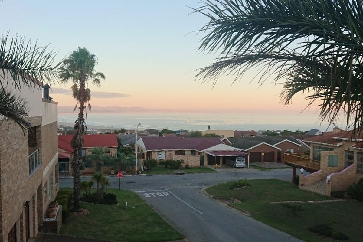 Modern 3-Bedroom Home with Sea Views, Pool and Entertainer’s Braai in Wavecrest, Jeffreys Bay - Photo 3