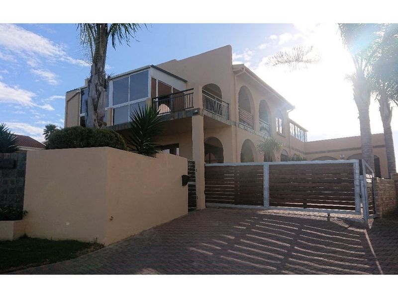 Modern 3-Bedroom Home with Sea Views, Pool and Entertainer’s Braai in Wavecrest, Jeffreys Bay - Photo 5