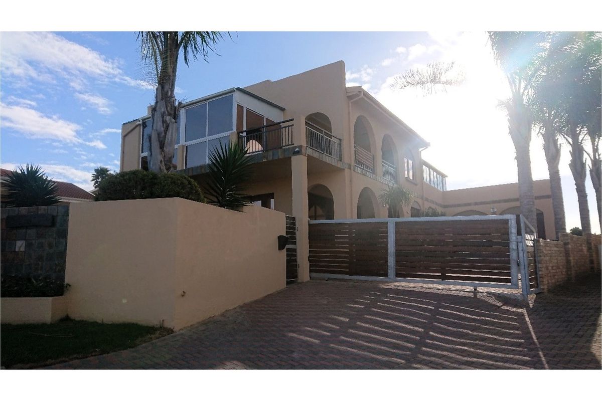 Modern 3-Bedroom Home with Sea Views, Pool and Entertainer’s Braai in Wavecrest, Jeffreys Bay - Photo 5