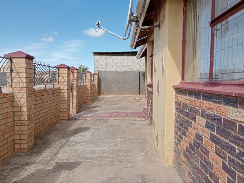 Facebrick home with Rental Opportunity in Zwide. - Photo 5