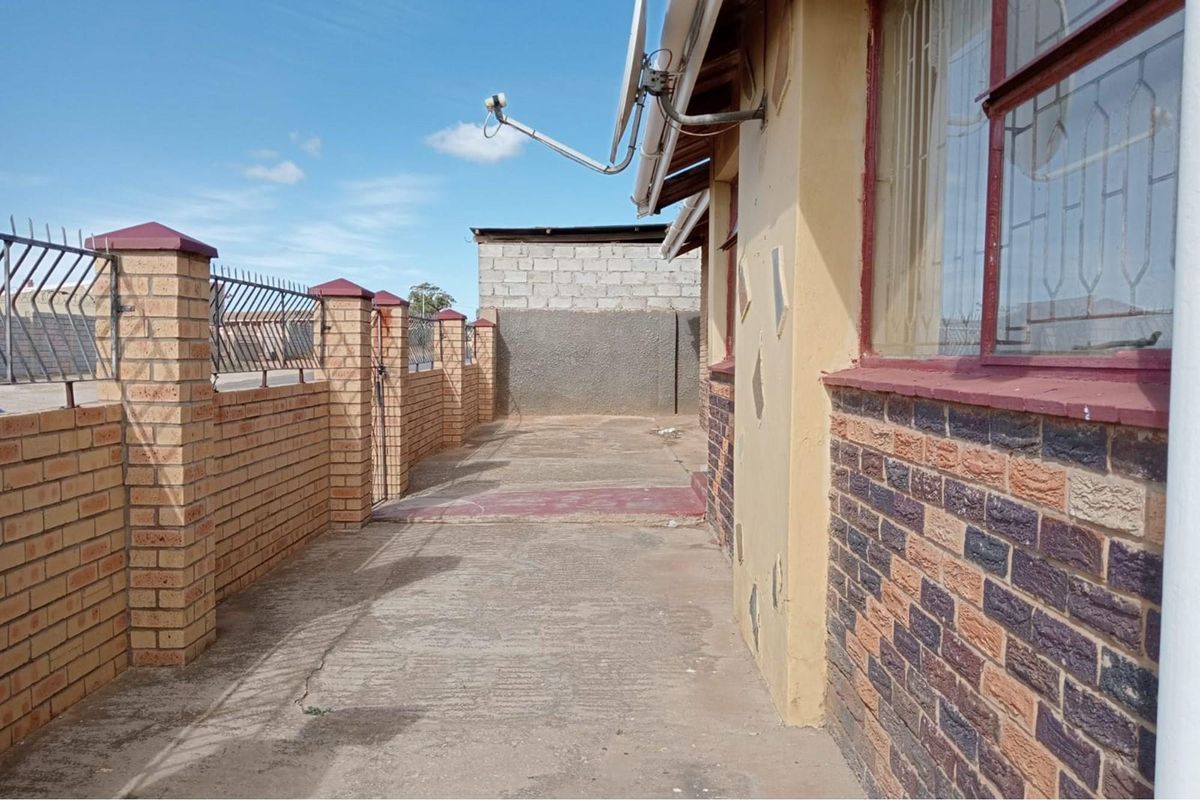 Facebrick home with Rental Opportunity in Zwide. - Photo 5