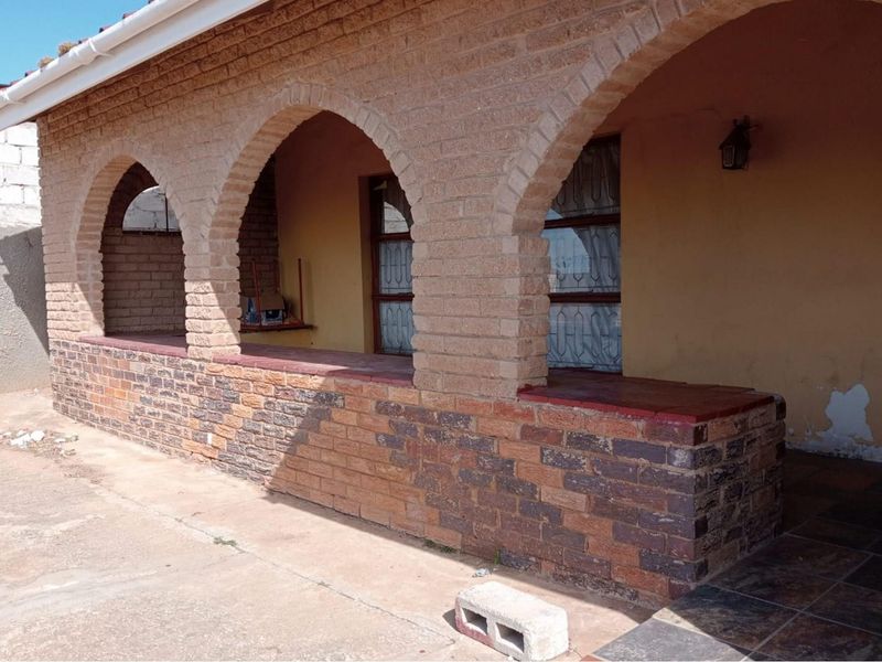 Facebrick home with Rental Opportunity in Zwide. - Photo 2