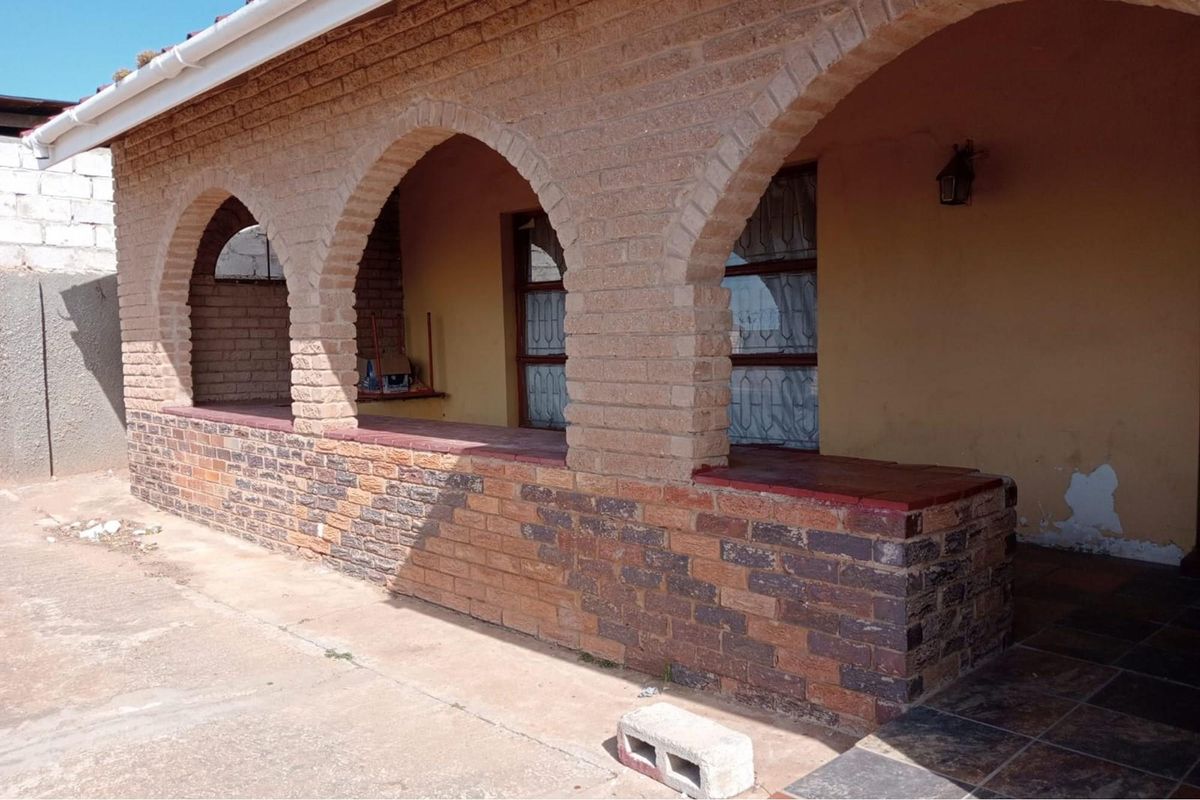 Facebrick home with Rental Opportunity in Zwide. - Photo 2