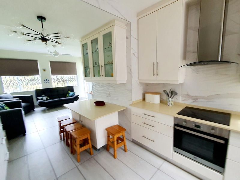 Uvongo. Two bedroom apartment within walking distance to the main beach. - Photo 1