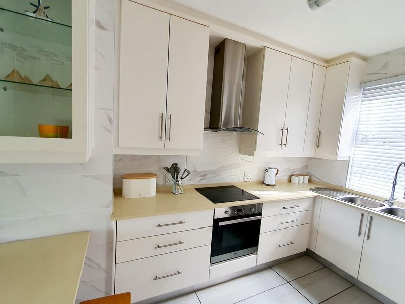 Uvongo. Two bedroom apartment within walking distance to the main beach. - Photo 10