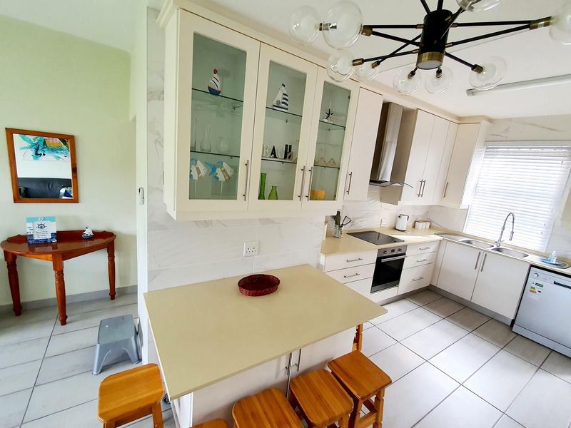 Uvongo. Two bedroom apartment within walking distance to the main beach. - Photo 9