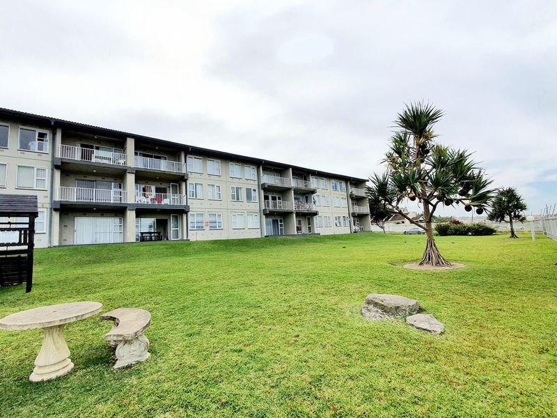 Uvongo. Two bedroom apartment within walking distance to the main beach. - Photo 3