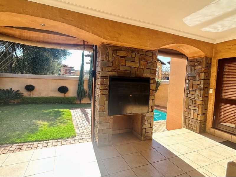 House For Sale in Lynnwood Manor, Pretoria - Photo 2
