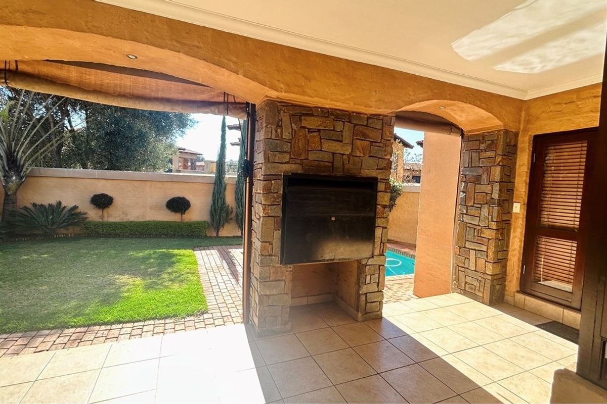 House For Sale in Lynnwood Manor, Pretoria - Photo 2