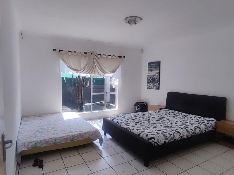 2 Bedroom 1.5 bathroom home in Oakdene Near The Glen shopping mall - Photo 9