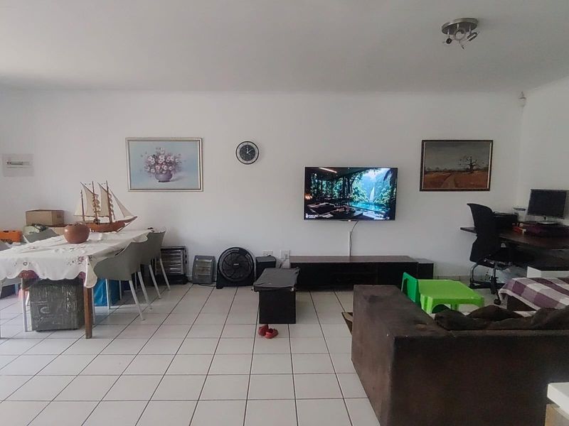 2 Bedroom 1.5 bathroom home in Oakdene Near The Glen shopping mall - Photo 8