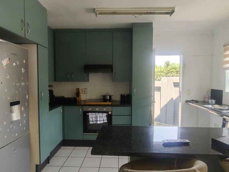 2 Bedroom 1.5 bathroom home in Oakdene Near The Glen shopping mall - Photo 5