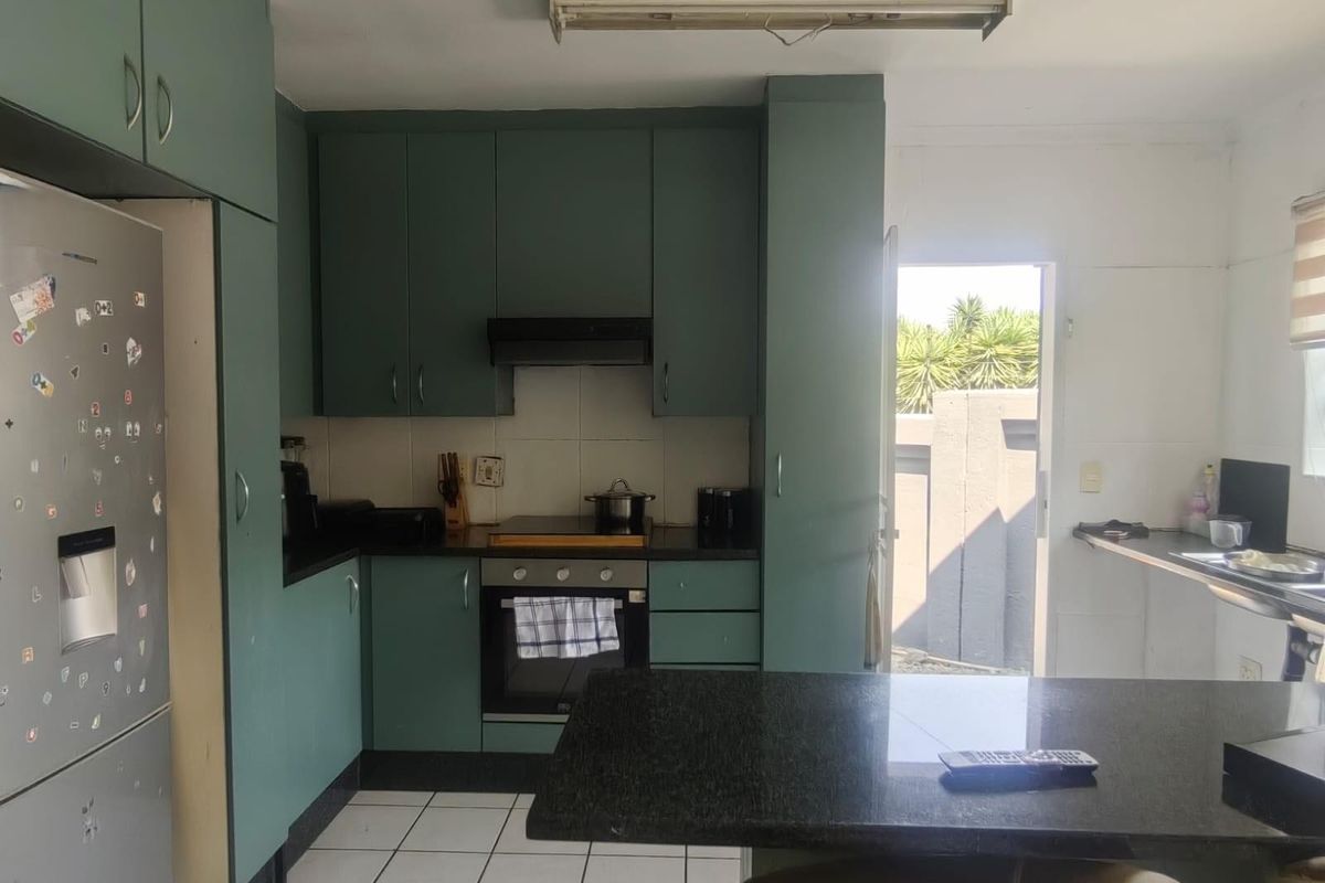 2 Bedroom 1.5 bathroom home in Oakdene Near The Glen shopping mall - Photo 5