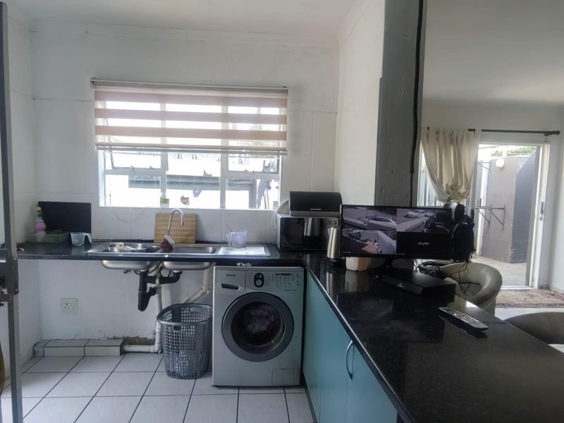 2 Bedroom 1.5 bathroom home in Oakdene Near The Glen shopping mall - Photo 6