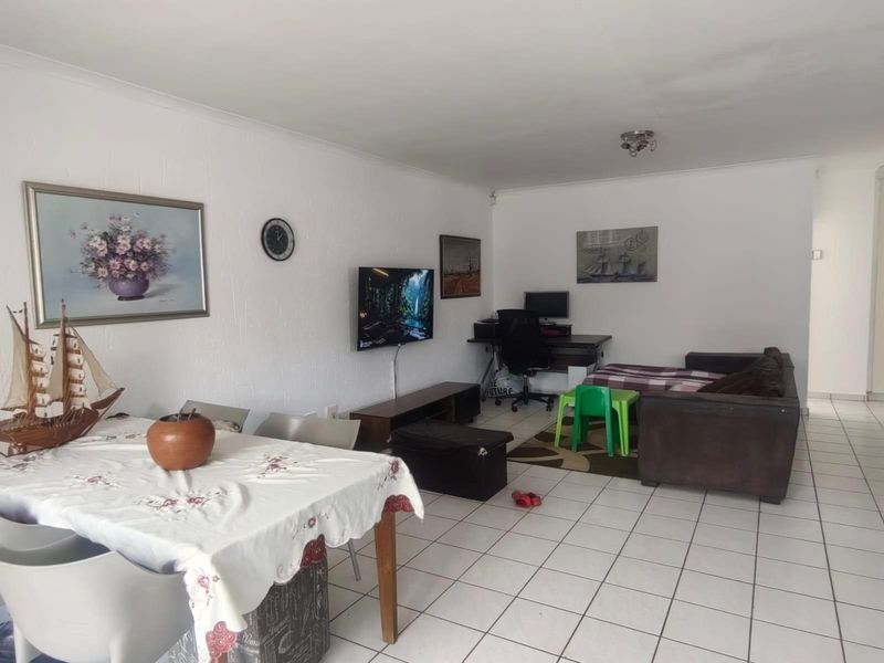 2 Bedroom 1.5 bathroom home in Oakdene Near The Glen shopping mall - Photo 3