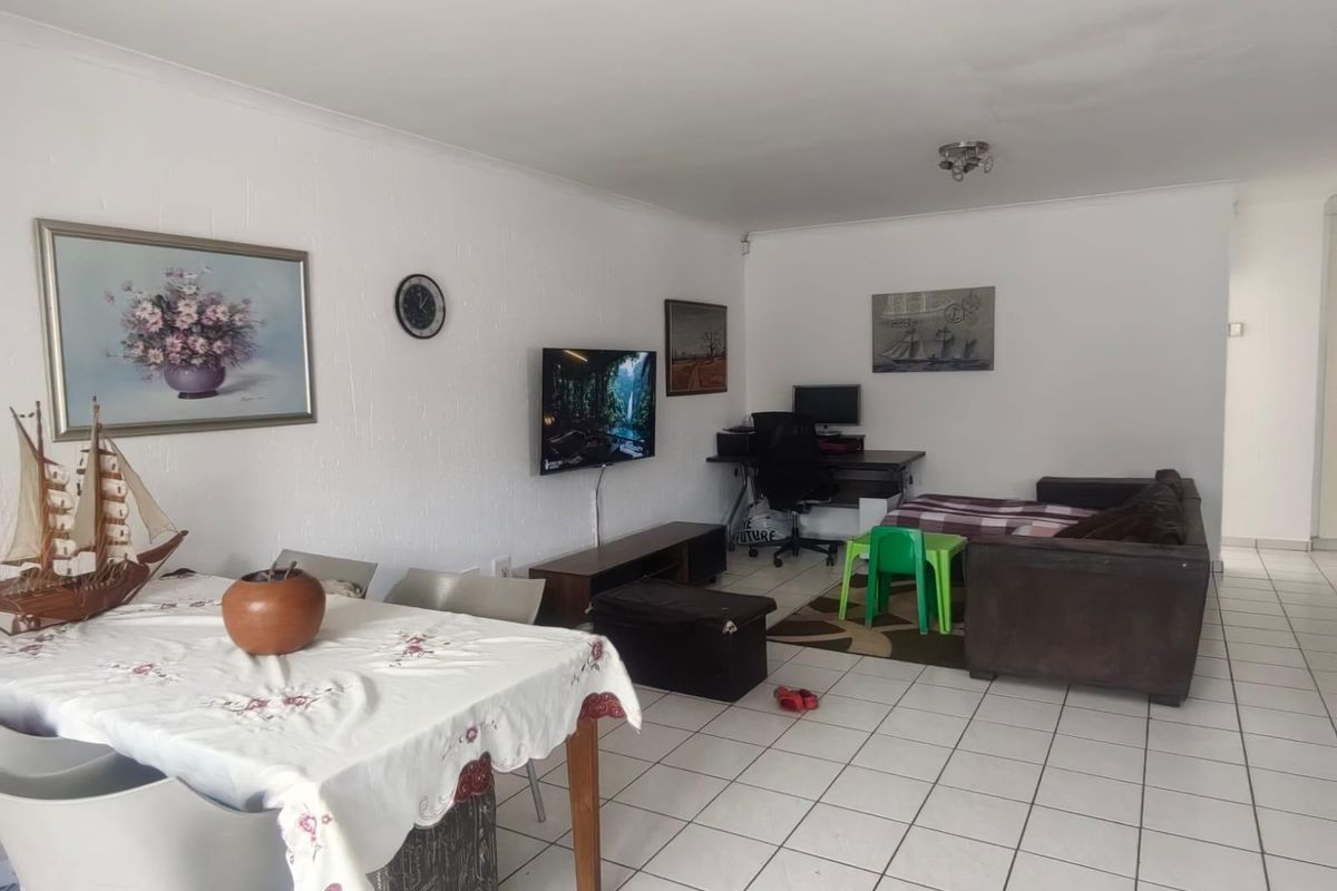 2 Bedroom 1.5 bathroom home in Oakdene Near The Glen shopping mall - Photo 3