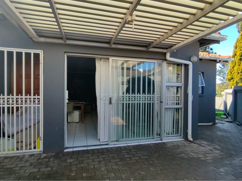 2 Bedroom 1.5 bathroom home in Oakdene Near The Glen shopping mall - Photo 2