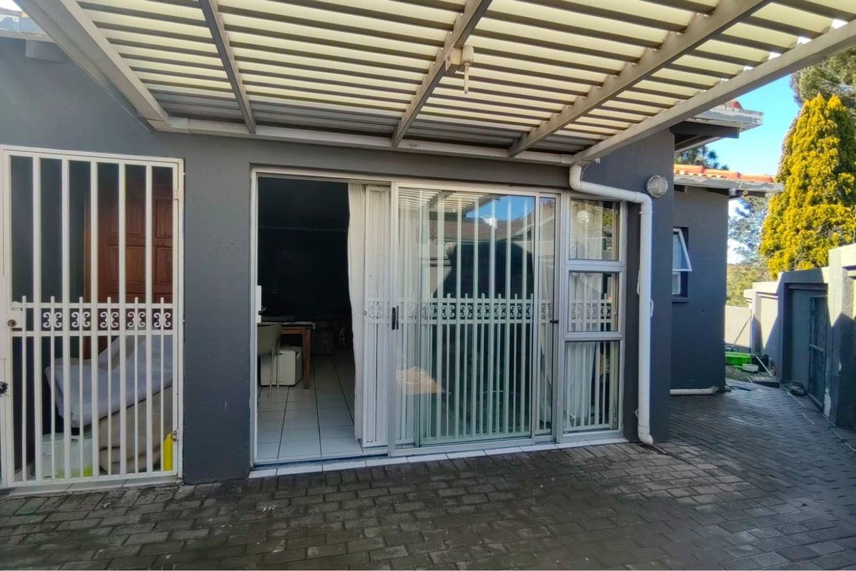 2 Bedroom 1.5 bathroom home in Oakdene Near The Glen shopping mall - Photo 2