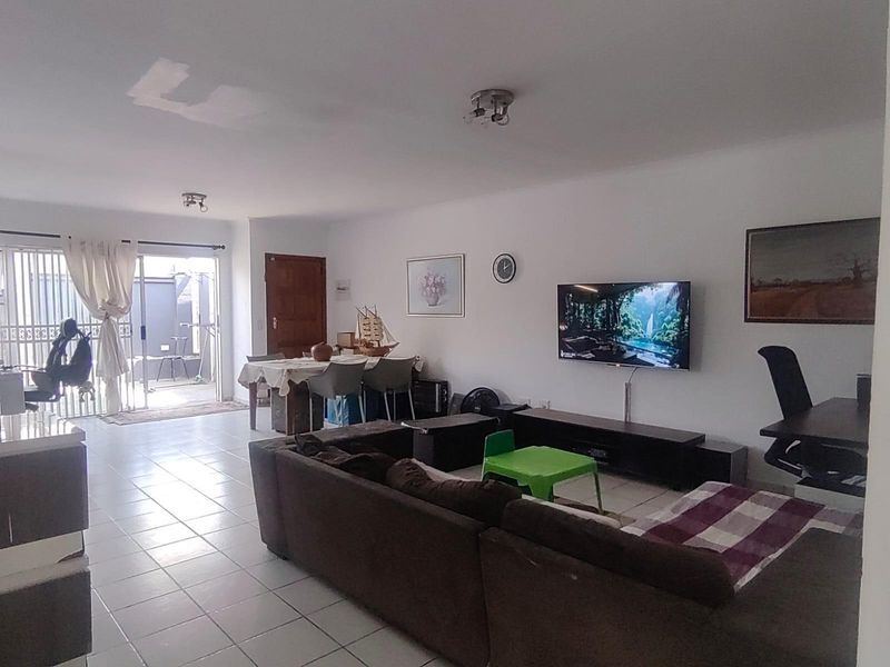 2 Bedroom 1.5 bathroom home in Oakdene Near The Glen shopping mall - Photo 4