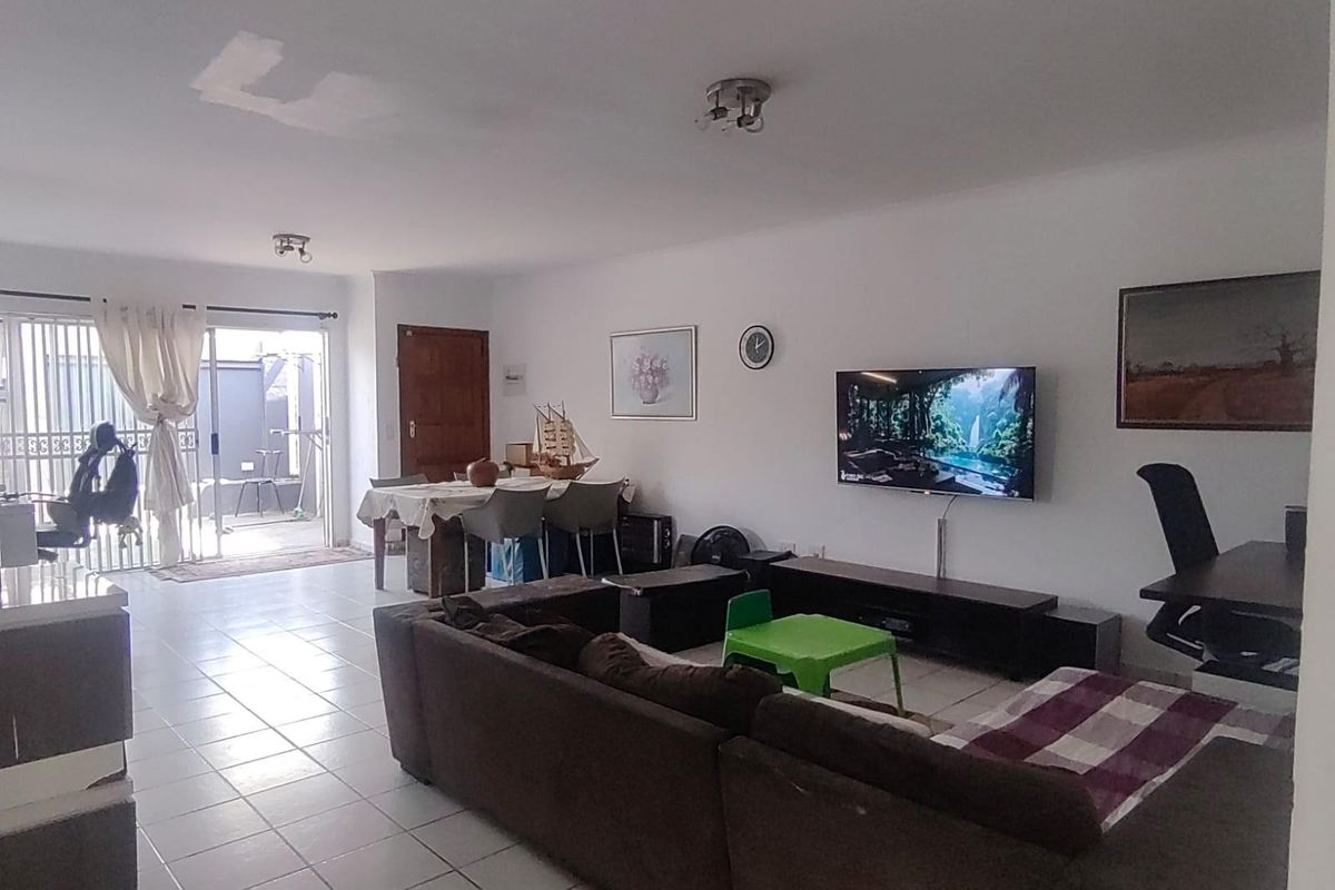 2 Bedroom 1.5 bathroom home in Oakdene Near The Glen shopping mall - Photo 4