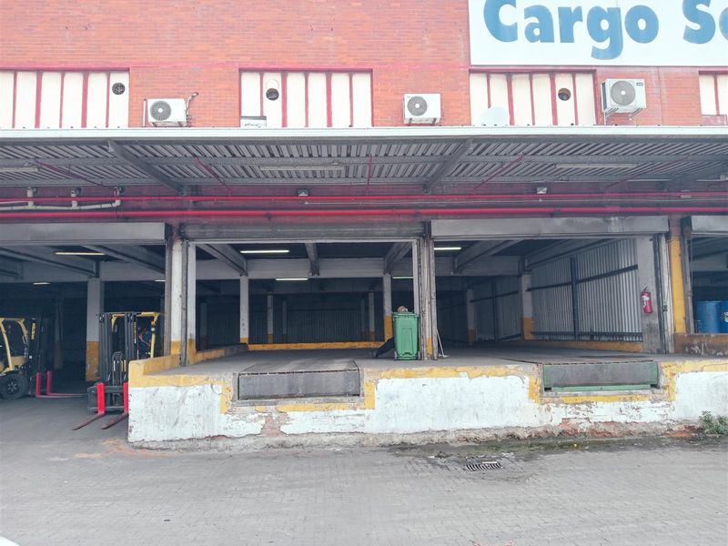 Highly sought after warehouse available to let. - Photo 8