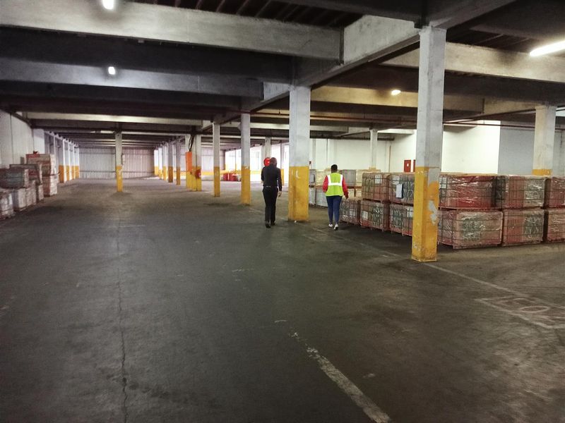 Highly sought after warehouse available to let. - Photo 6