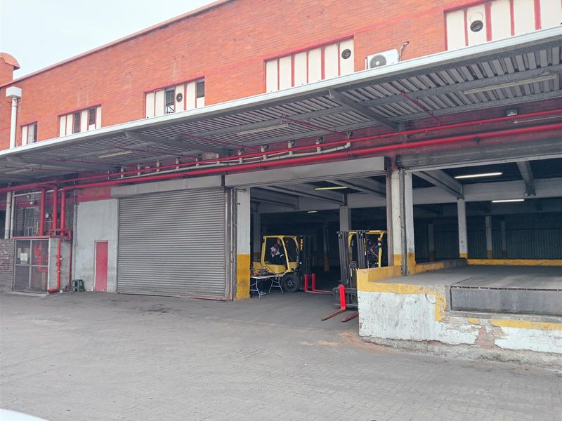 Highly sought after warehouse available to let. - Photo 9