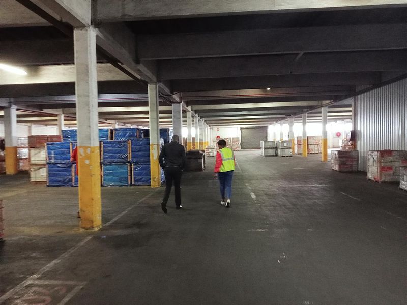 Highly sought after warehouse available to let. - Photo 2