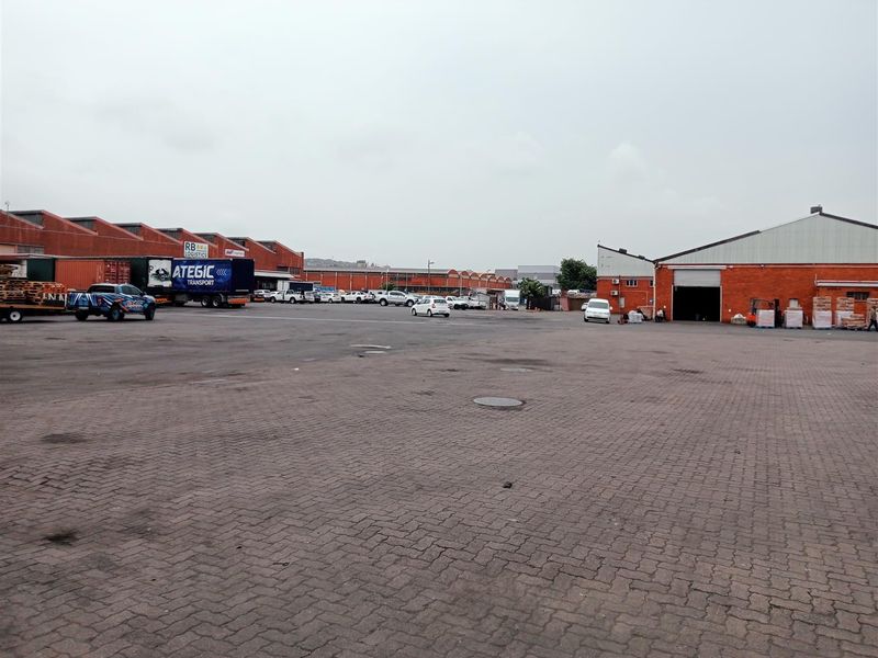 Highly sought after warehouse available to let. - Photo 10