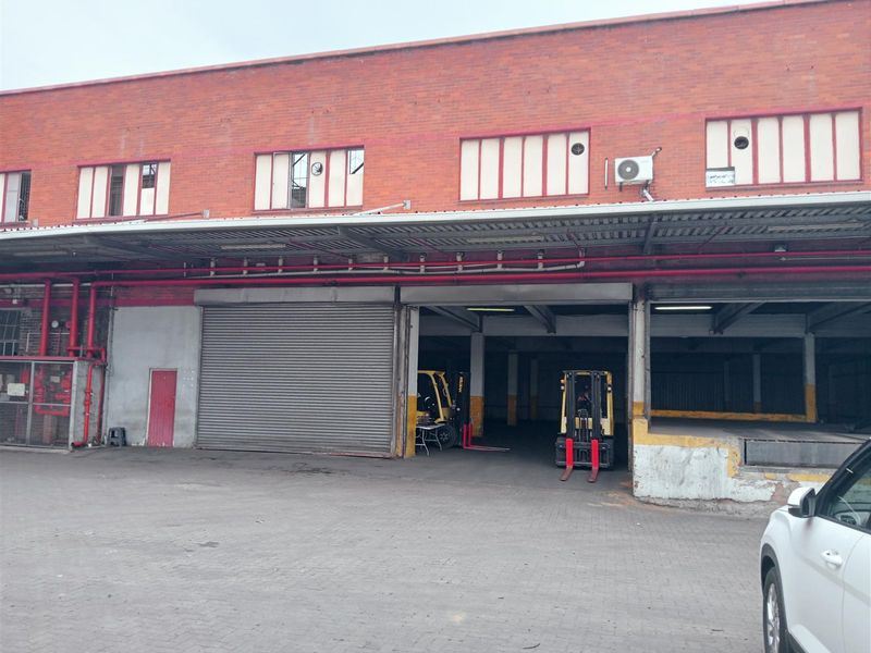Highly sought after warehouse available to let. - Photo 7