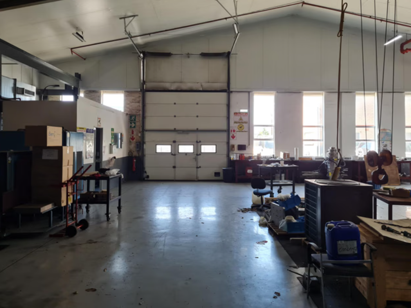 Highly sought after warehouse available to let. - Photo 2