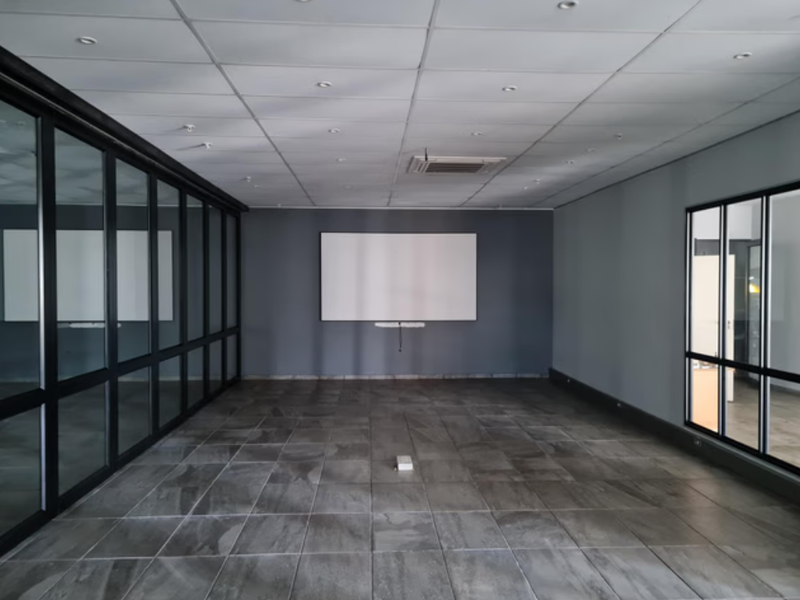 Highly sought after warehouse available to let. - Photo 6