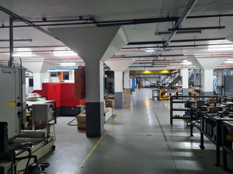 Highly sought after warehouse available to let. - Photo 9