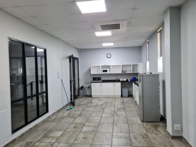 Highly sought after warehouse available to let. - Photo 10