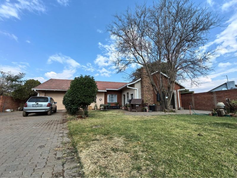 3 Rental Incomes on One Property! - Photo 2