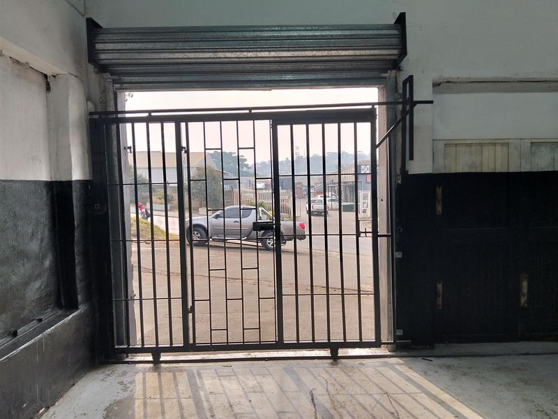 Workshop centre on Main Rd Near Clairmont. - Photo 2